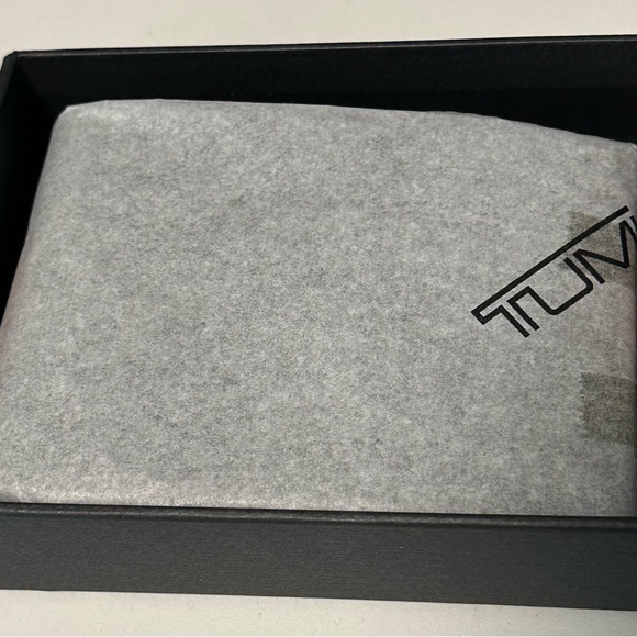 TUMI Black Delta Slim single leather wallet 3x4.375 new in box - Picture 3 of 4